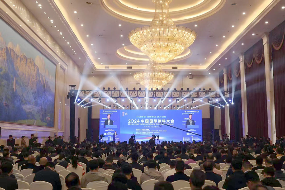 春滿四澤，萬象更新。3月26-28日，在社會(huì)各界和涂料全產(chǎn)業(yè)鏈的熱切期盼和矚目下，2024中國(guó)國(guó)際涂料大會(huì)在國(guó)家中心城市鄭州盛大召開。來自國(guó)家部委、地方政府領(lǐng)導(dǎo)、專家學(xué)者、涂料上下游產(chǎn)業(yè)鏈企業(yè)約1530名代表參加了本次大會(huì)。